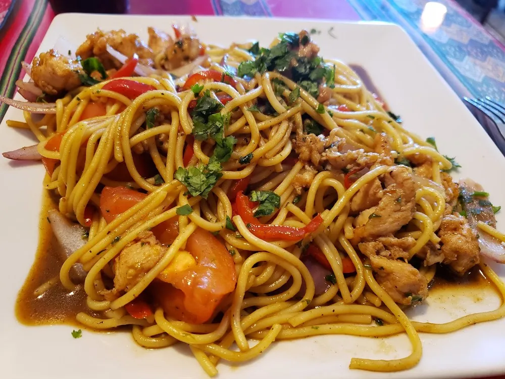 Tallarin Saltado de Pollo
